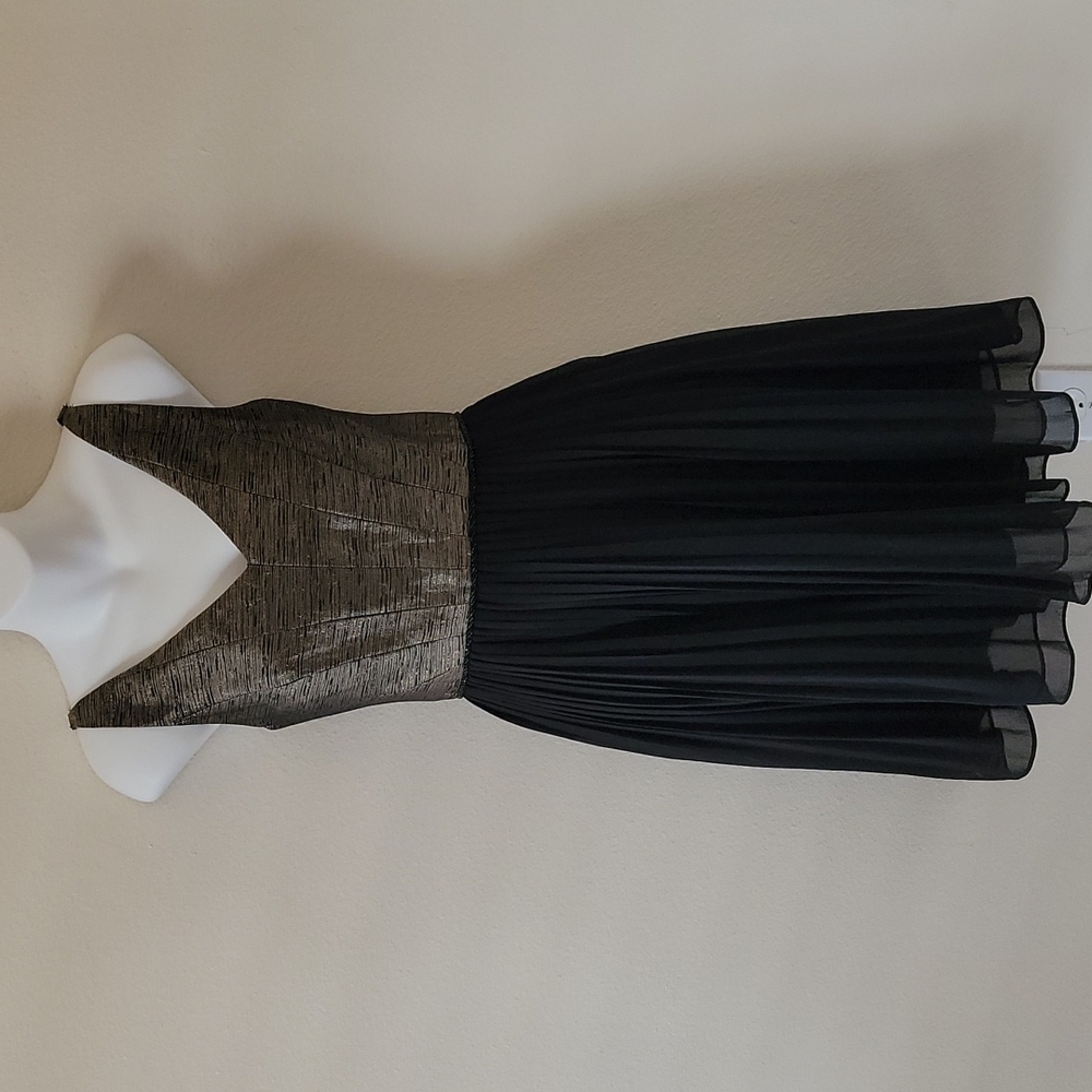 New Beautiful Minuet Black Metallic V-neck pleated form Dress Juniors sz Medium - Picture 1 of 11